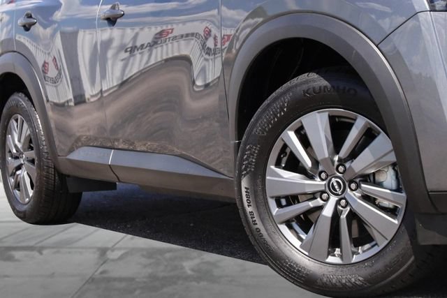 Certified 2025 Nissan Pathfinder SV w/ SV Premium Package FWD image 3