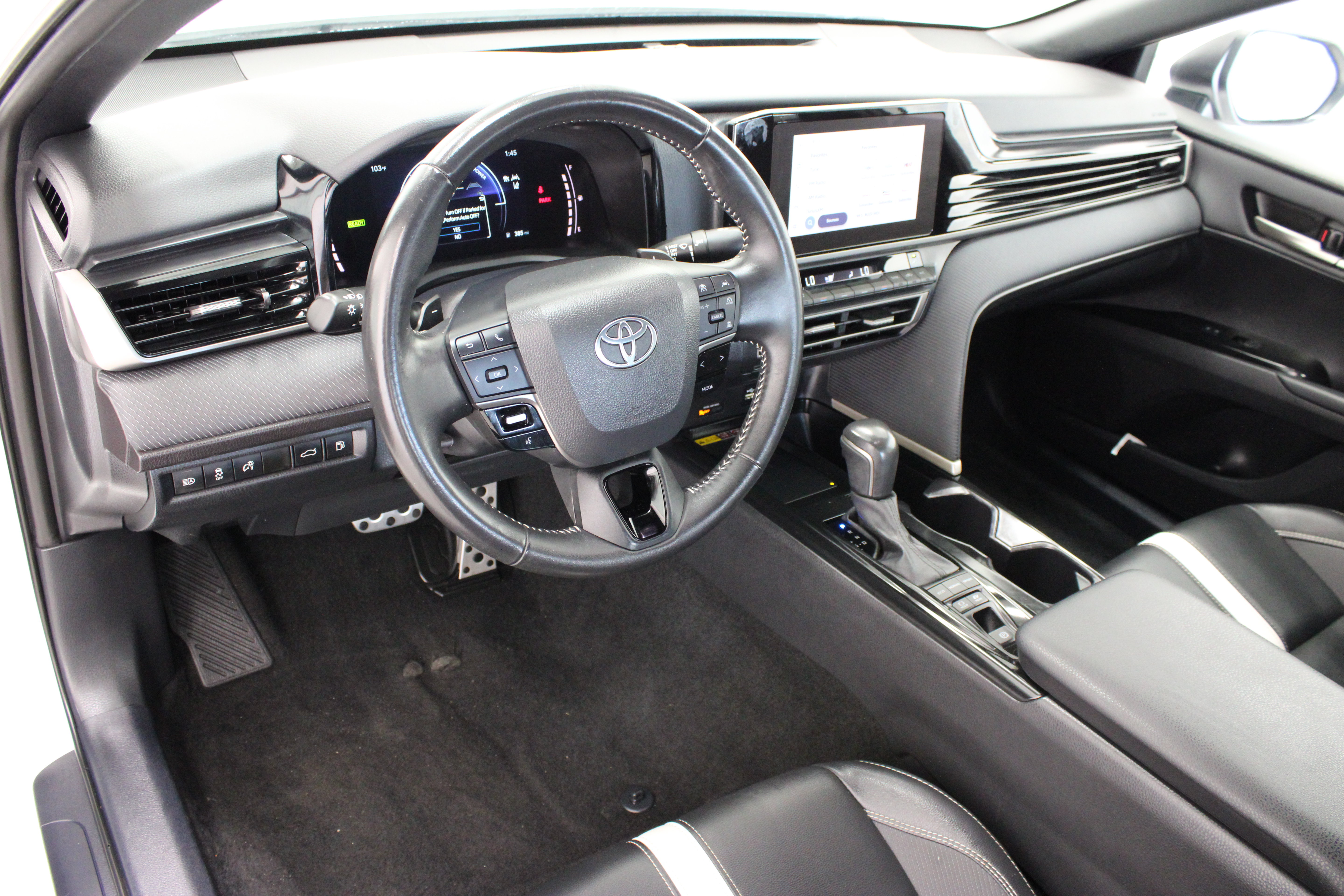 Used 2025 Toyota Camry SE FWD image 13