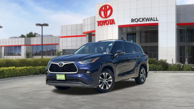 Used 2021 Toyota Highlander XLE AWD/4WD image 1