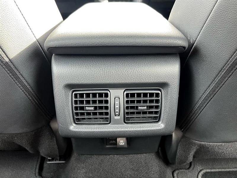 Used 2025 Toyota Camry SE image 39