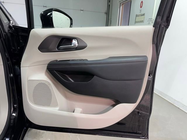 Used 2024 Chrysler Pacifica Touring-L image 29