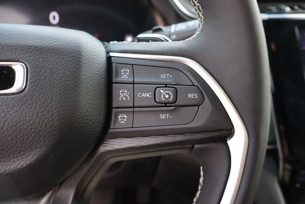 Used 2024 Jeep Grand Cherokee Laredo w/ Luxury Tech Group I AWD/4WD image 16
