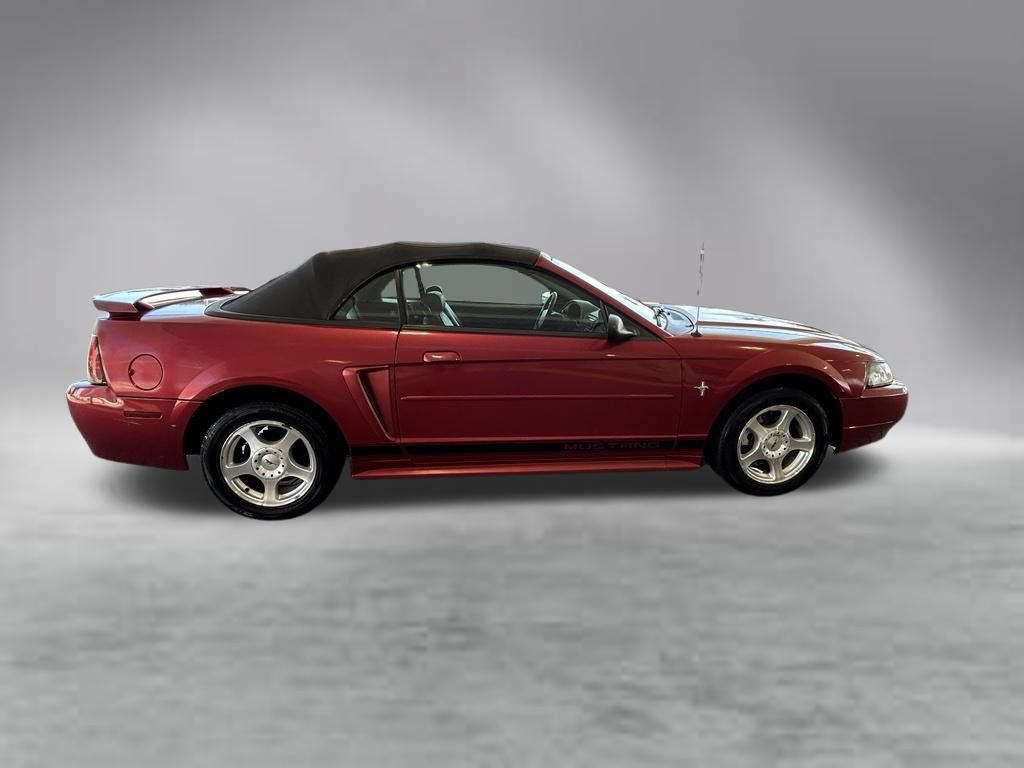 Used 2003 Ford Mustang Convertible RWD image 3