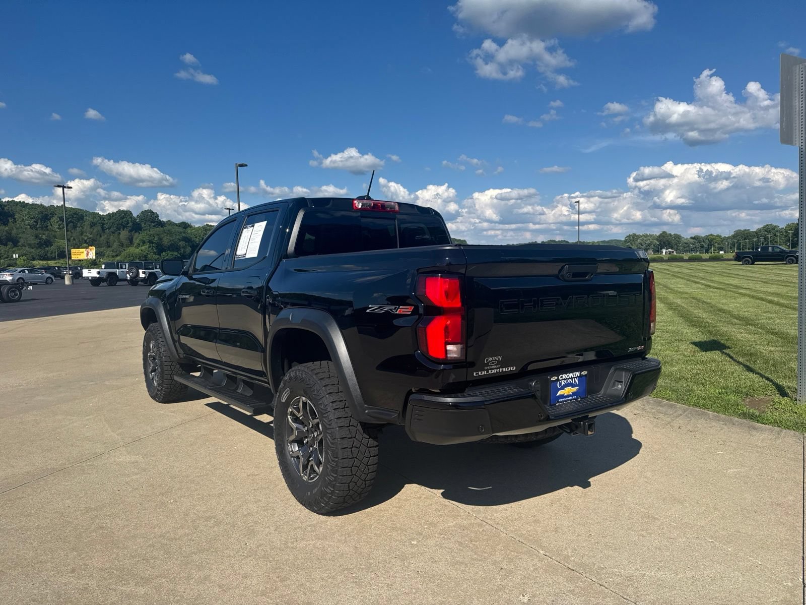 Used 2026 Chevrolet Colorado ZR2 w/ Technology Package AWD/4WD image 11