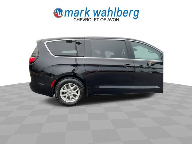 Used 2024 Chrysler Pacifica Touring-L image 9