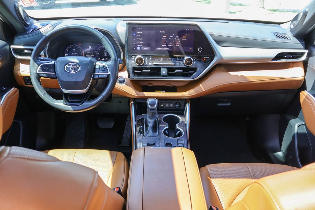 Used 2024 Toyota Highlander Platinum image 7