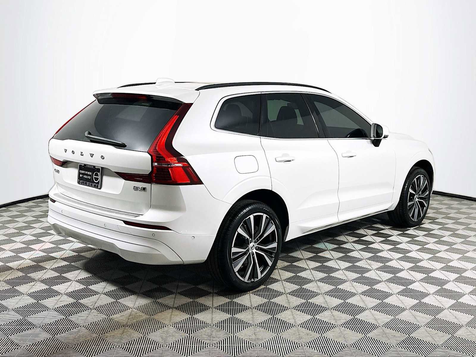Used 2022 Volvo XC60 B5 Momentum w/ Advanced Package image 7