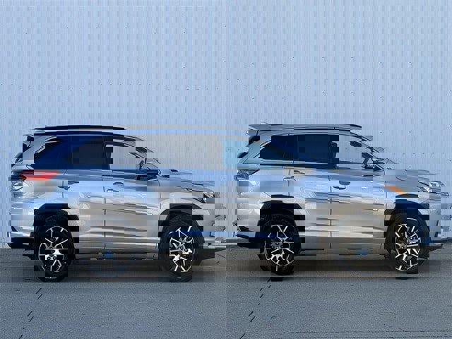 Used 2017 Toyota Highlander SE image 3