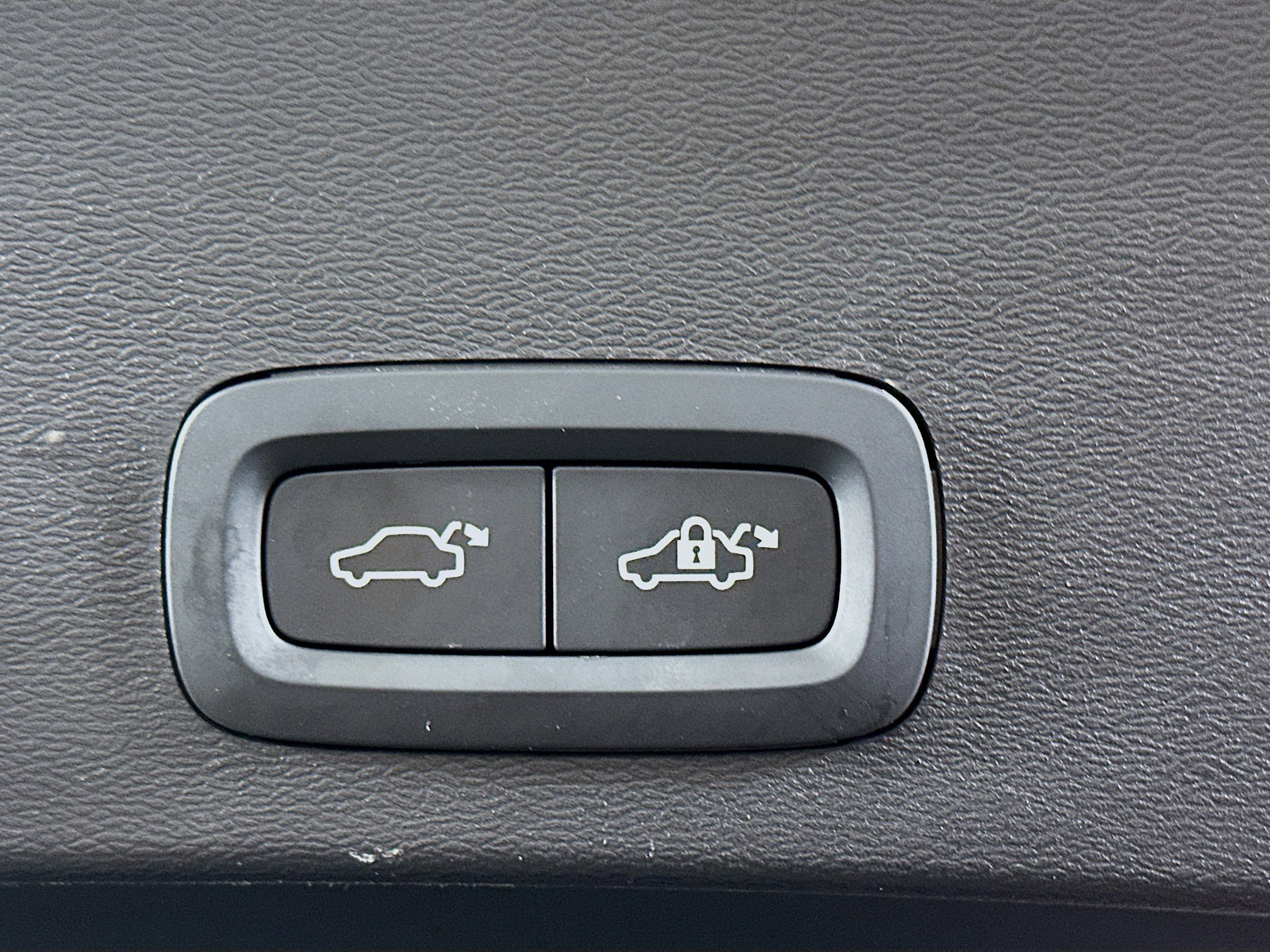 Used 2025 Volvo XC40 B5 Plus image 28