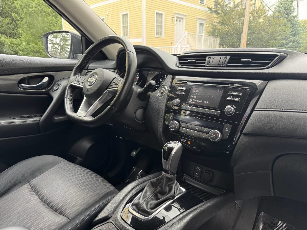 Used 2017 Nissan Rogue SV image 17