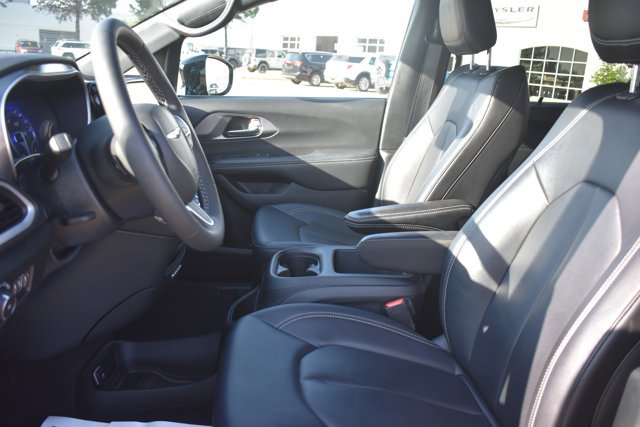 Used 2025 Chrysler Pacifica Select image 14