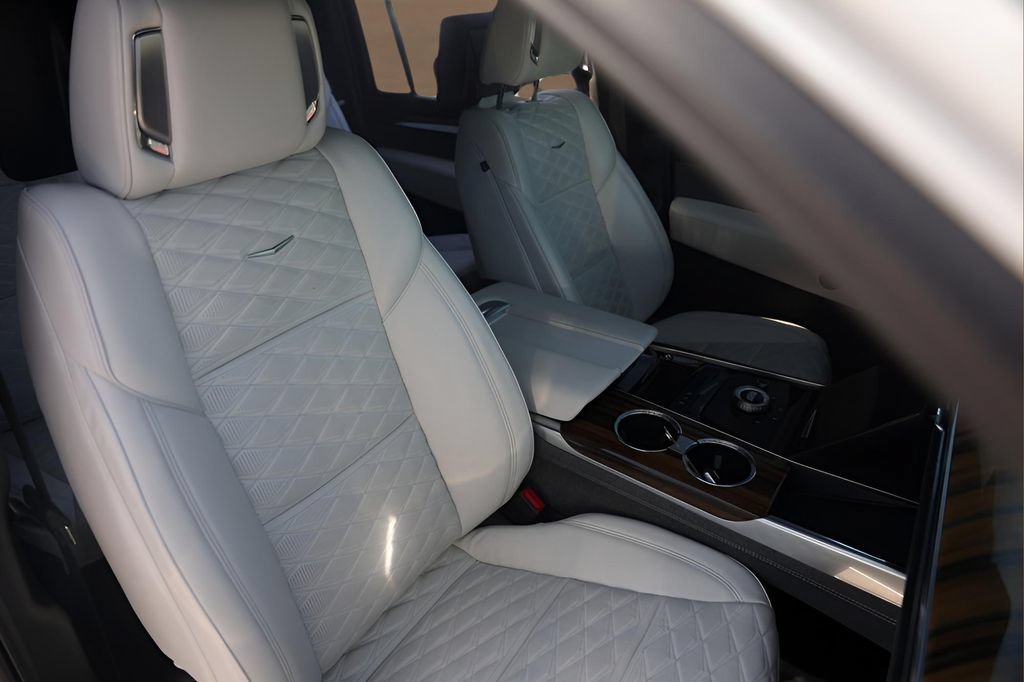 Certified 2025 Cadillac Escalade ESV Premium Luxury Platinum AWD/4WD image 33