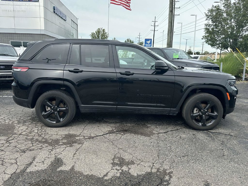 Used 2024 Jeep Grand Cherokee Laredo AWD/4WD image 2
