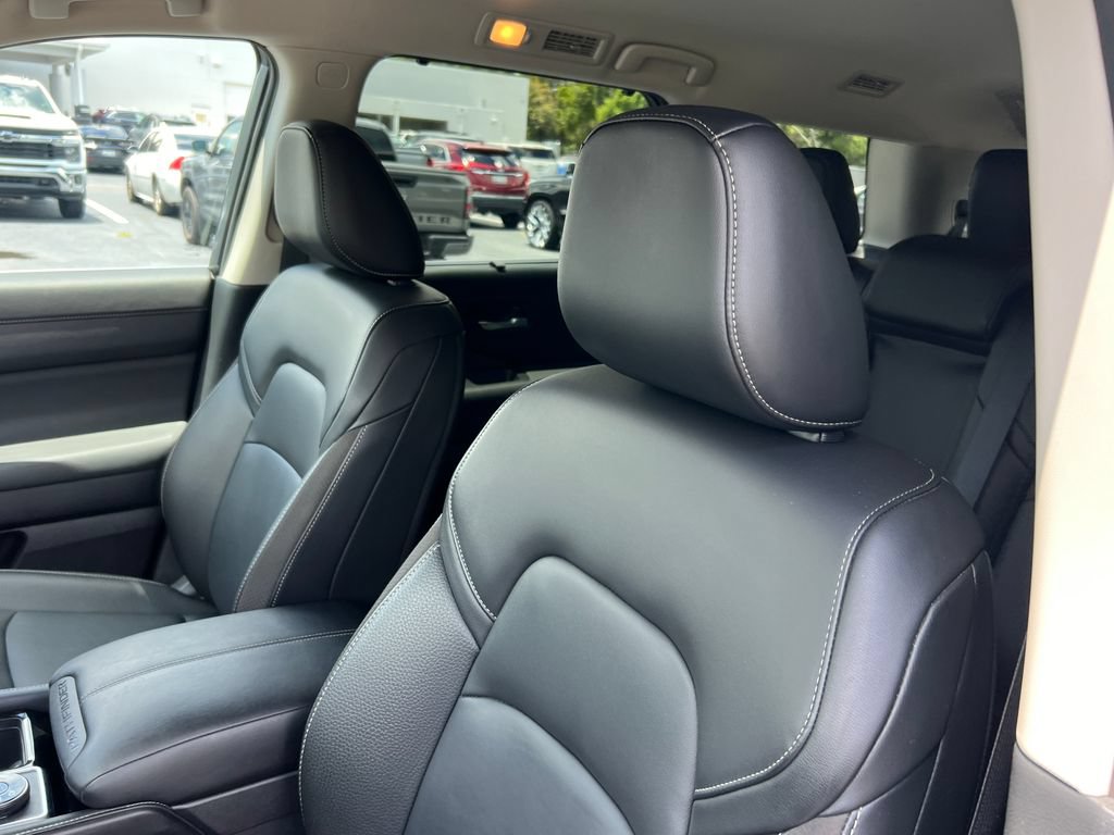 Used 2025 Nissan Pathfinder SL AWD/4WD image 10