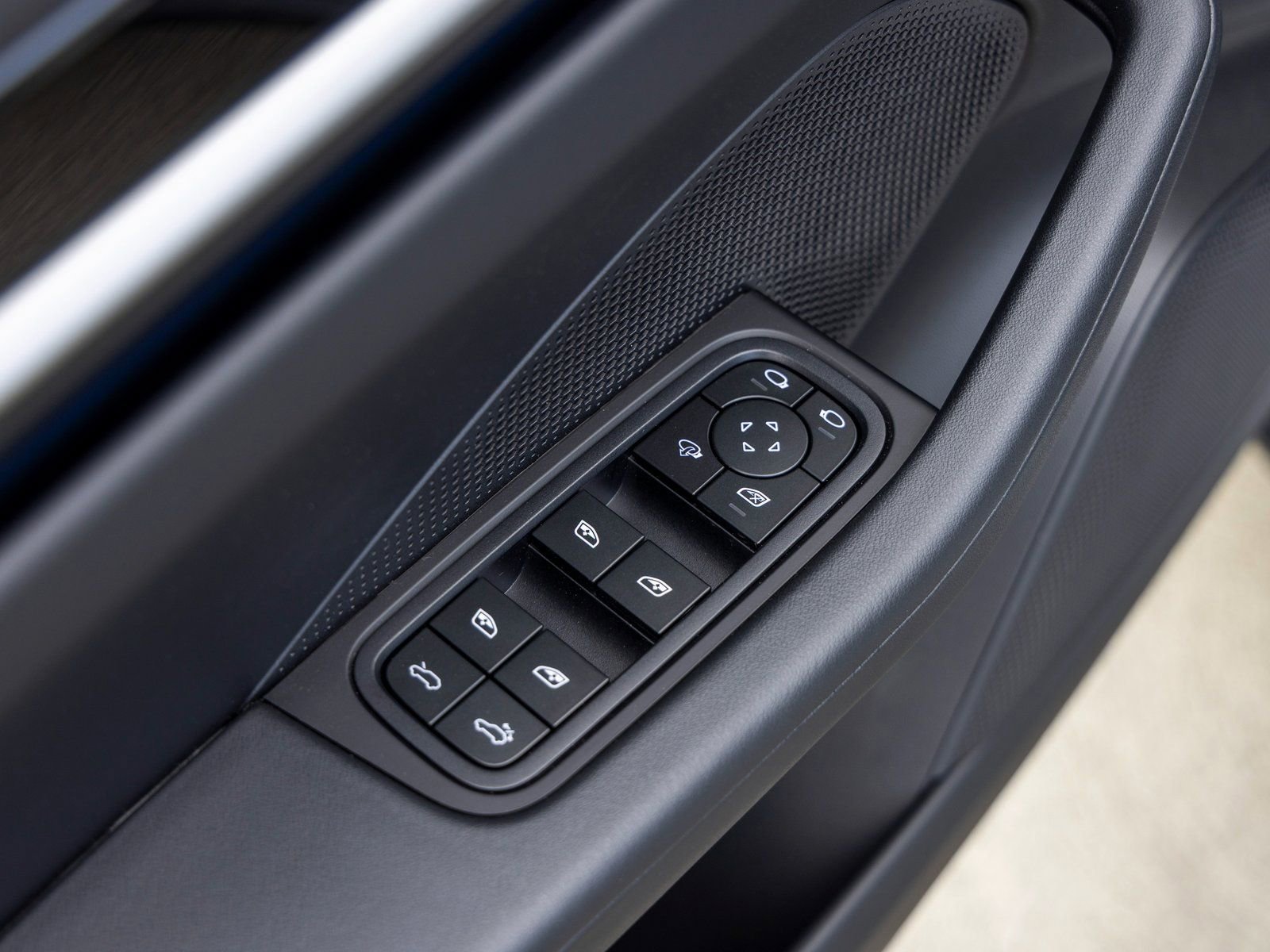 New 2025 Porsche Macan Electric image 24