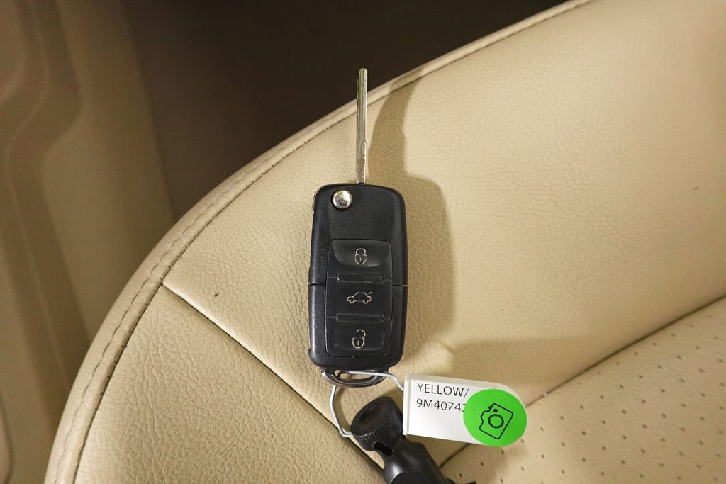 Used 2009 Volkswagen Beetle S image 24