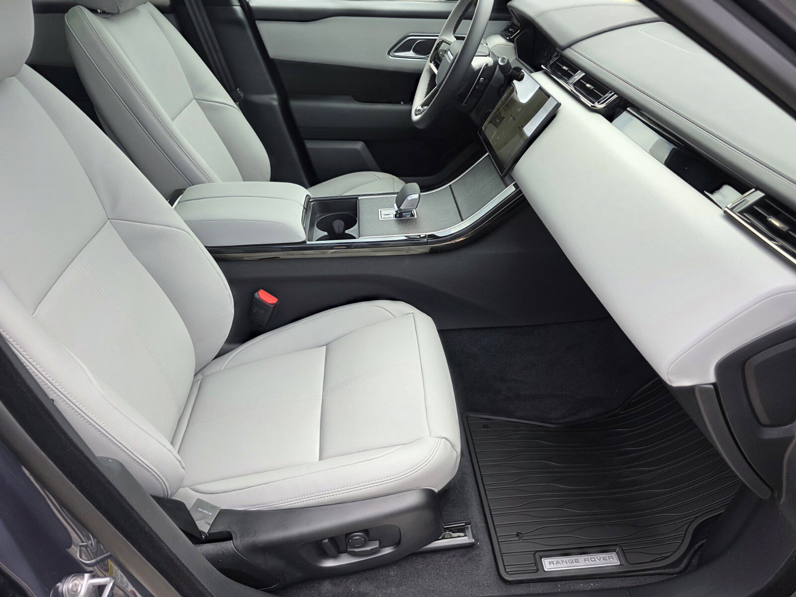 New 2026 Land Rover Range Rover Velar Dynamic SE image 3