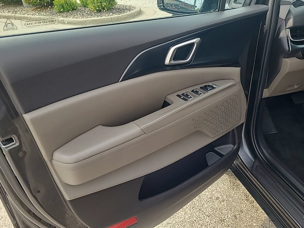 Certified 2025 Kia Carnival FWD image 12