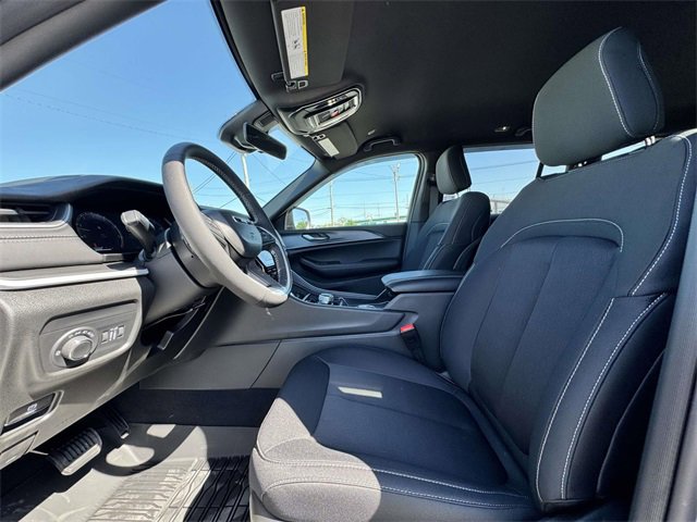 New 2025 Jeep Grand Cherokee Laredo w/ Luxury Tech Group I image 18