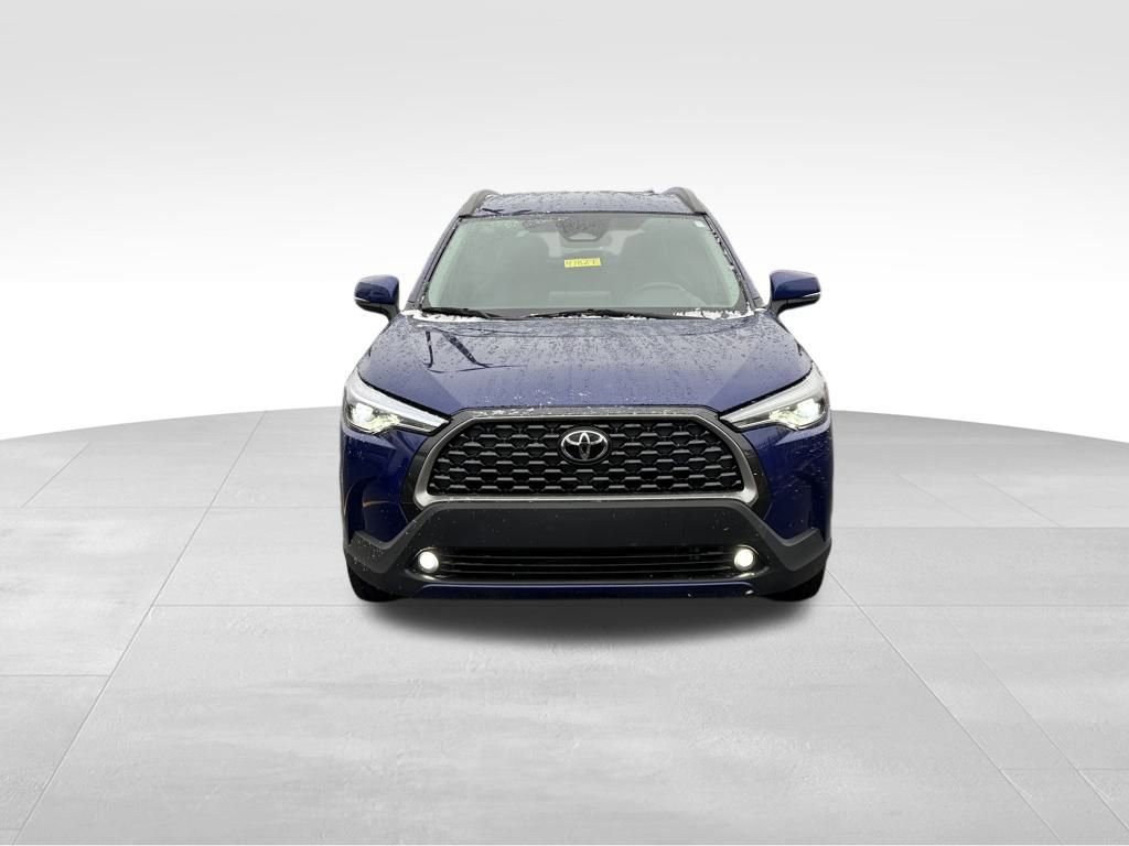 Used 2024 Toyota Corolla Cross XLE image 2