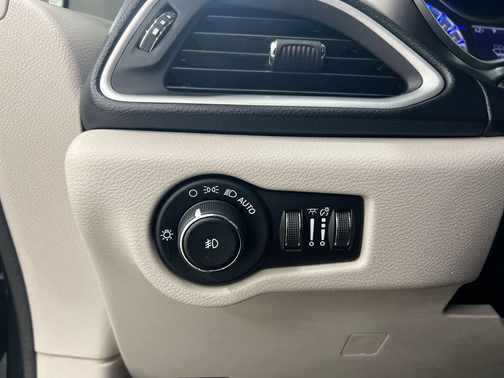 Used 2020 Chrysler Pacifica Touring-L FWD image 18