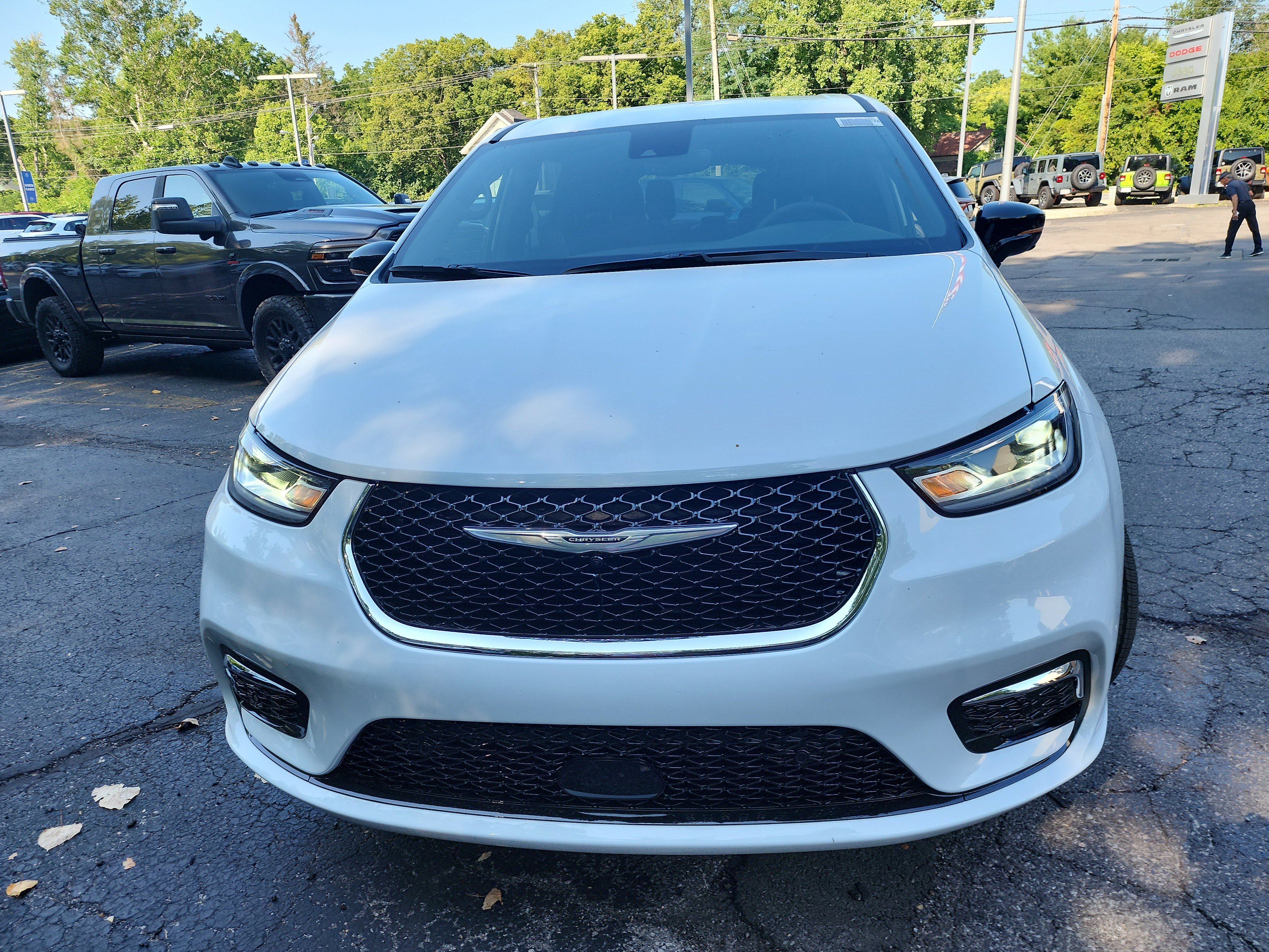 New 2026 Chrysler Pacifica Select image 14