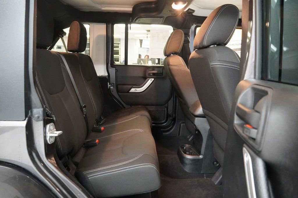 Used 2016 Jeep Wrangler Unlimited Sahara w/ Connectivity Group image 28