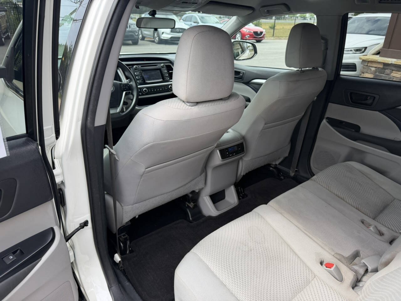 Used 2015 Toyota Highlander LE AWD/4WD image 17