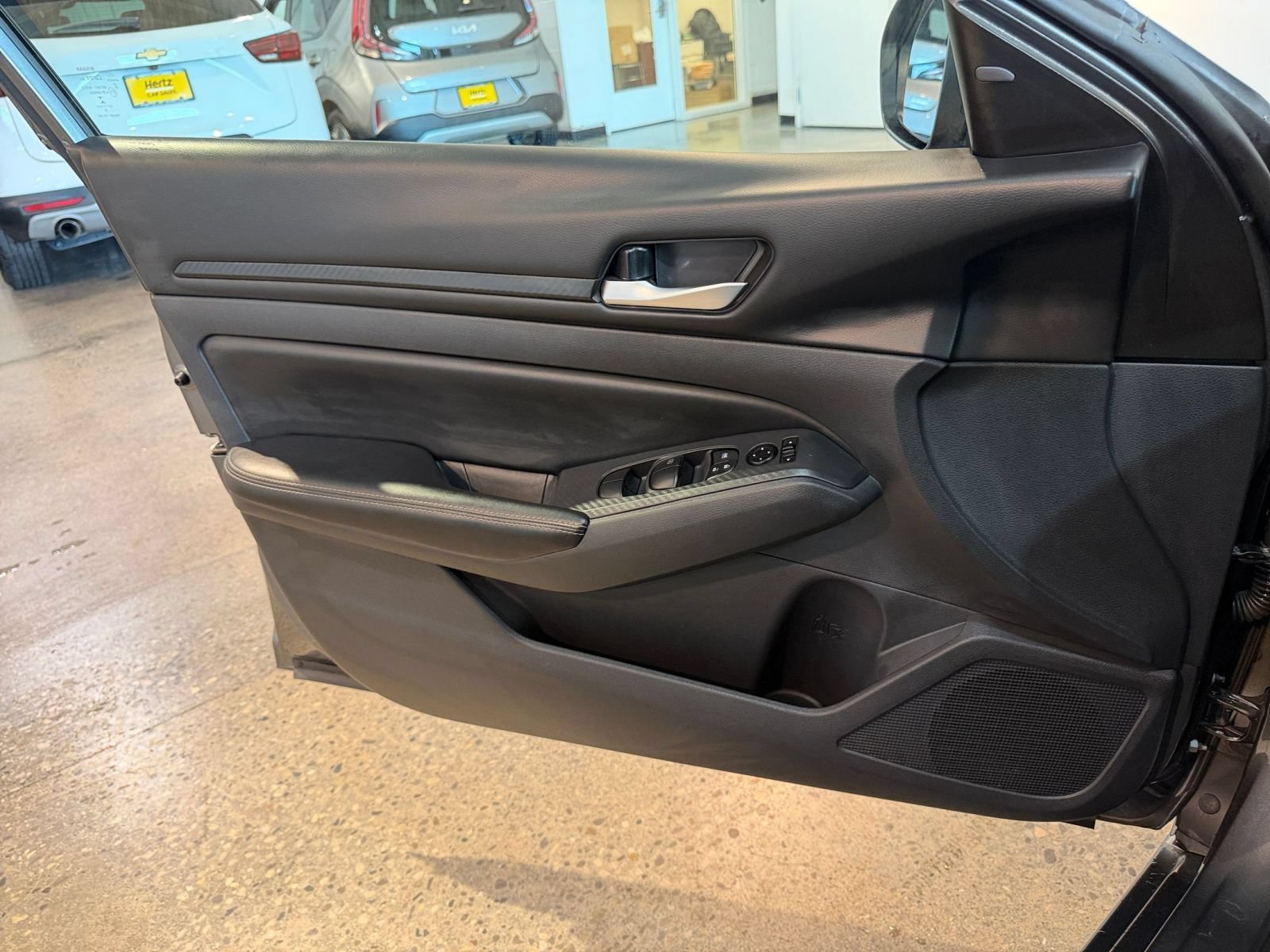 Used 2025 Nissan Altima 2.5 SV FWD image 15