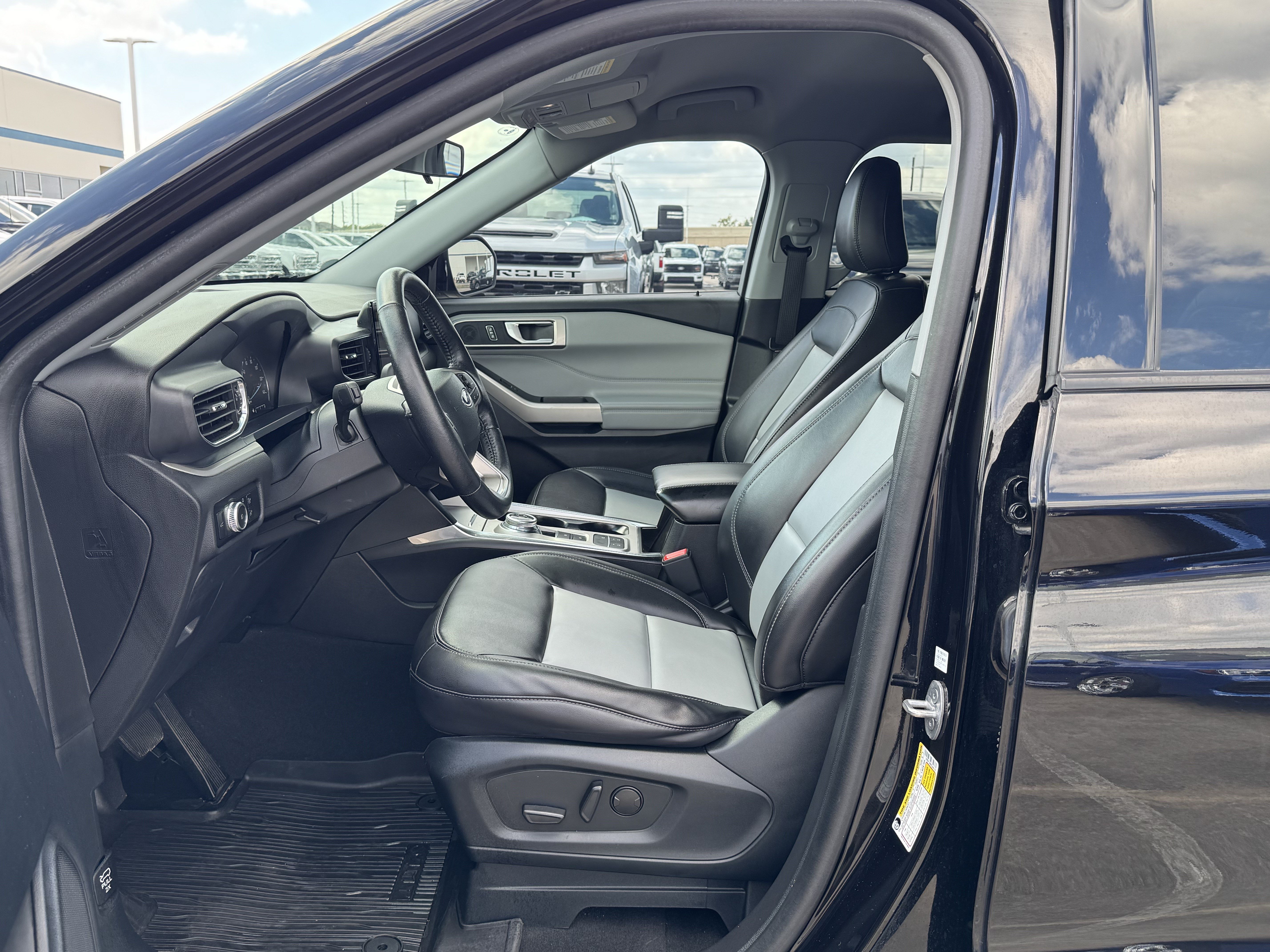 Used 2023 Ford Explorer XLT w/ Equipment Group 202A RWD image 15