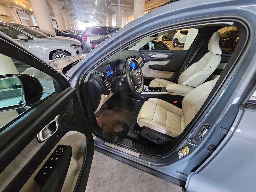 Certified 2023 Volvo XC40 B5 Ultimate w/ Protection Package Premier AWD/4WD image 17