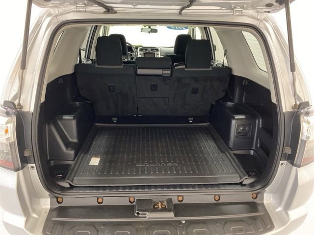 Used 2018 Toyota 4Runner SR5 AWD/4WD image 32