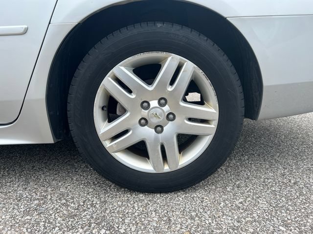 Used 2015 Chevrolet Impala LT w/ LT Sunroof Package FWD image 9