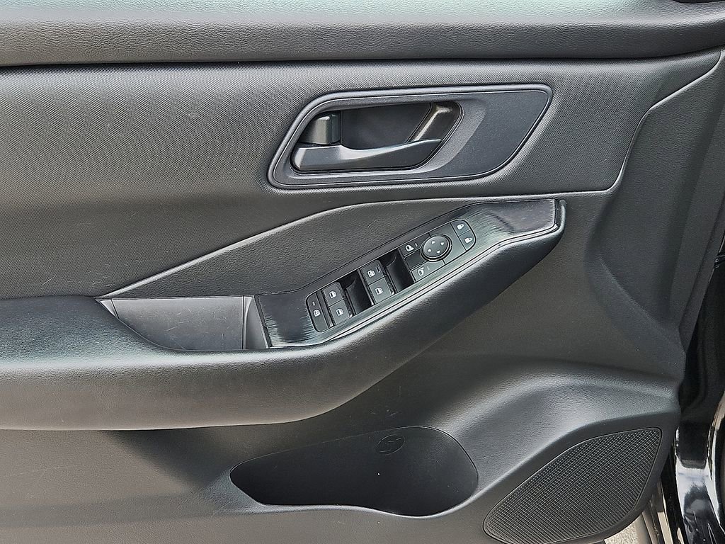 Used 2024 Nissan Rogue S image 19