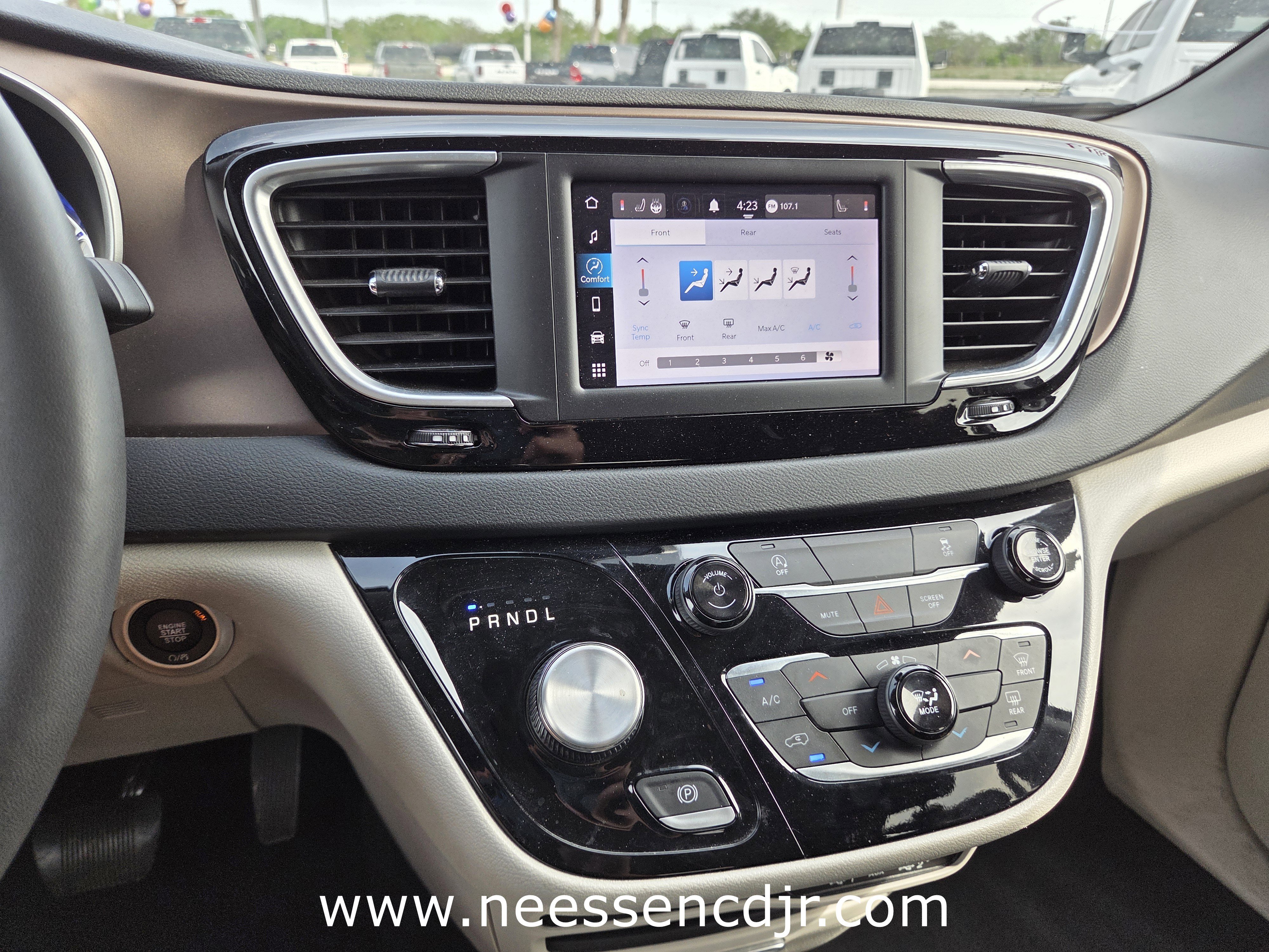 Used 2023 Chrysler Voyager LX image 8