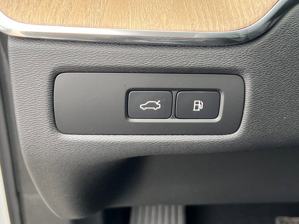 New 2026 Volvo XC60 T8 Core w/ Climate Package image 28