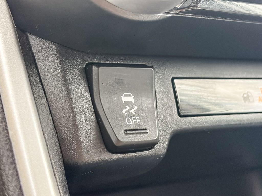 Used 2023 Toyota RAV4 LE AWD/4WD image 28
