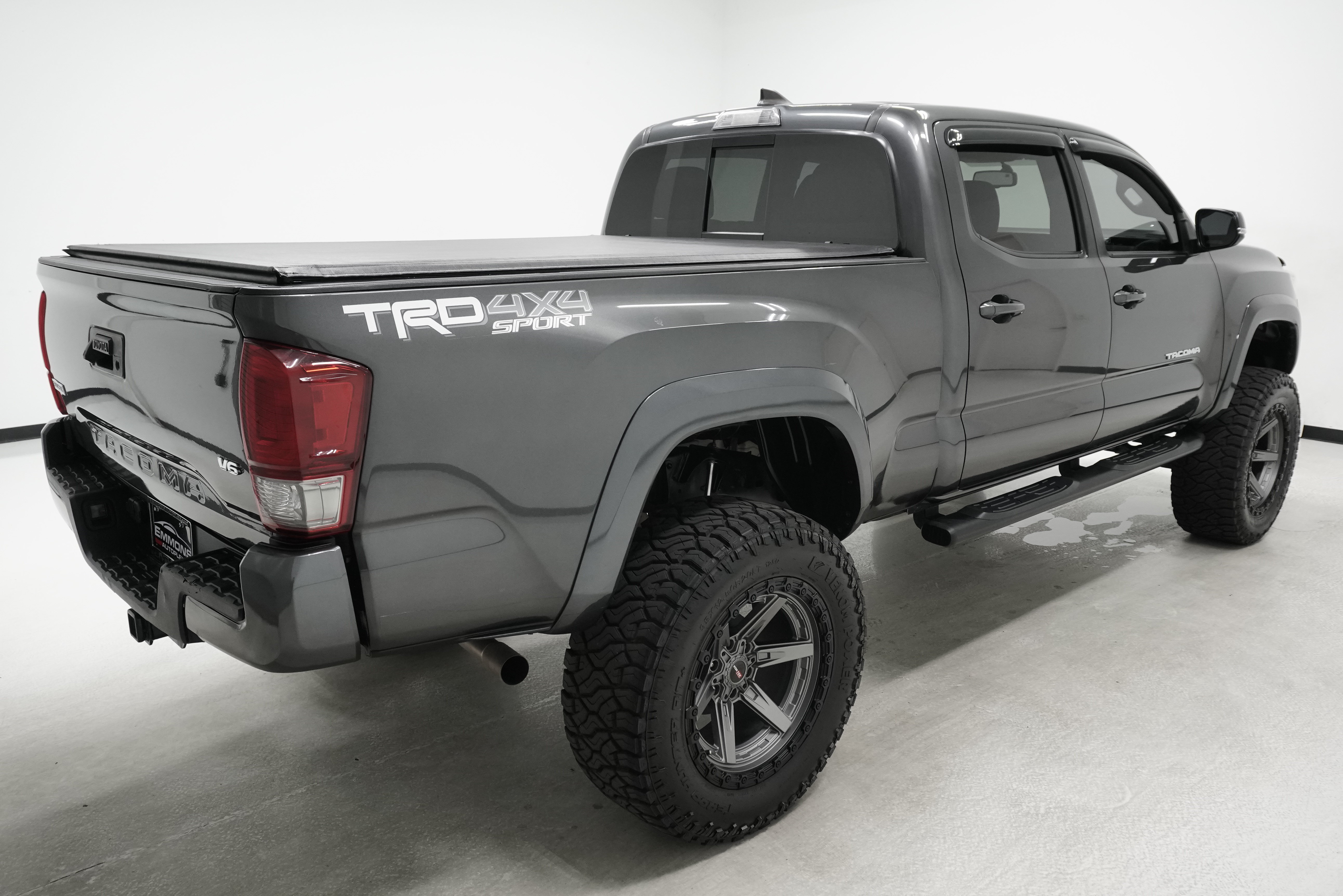 Used 2017 Toyota Tacoma TRD Sport w/ Tow Package AWD/4WD image 4