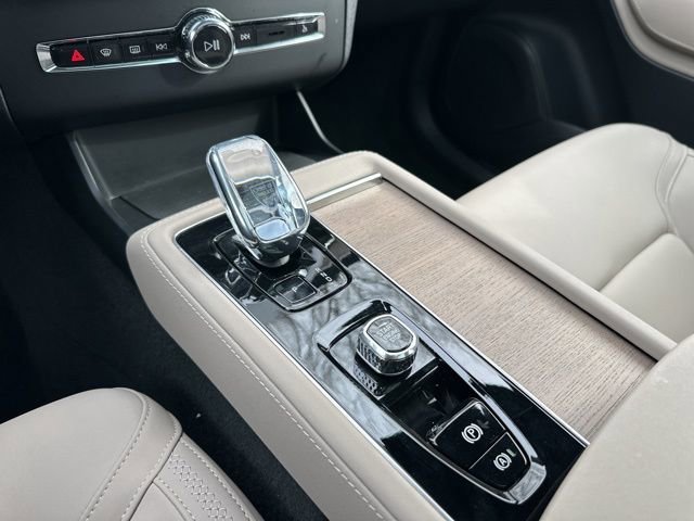 New 2026 Volvo XC90 B6 Plus w/ Protection Package Premier AWD/4WD image 15