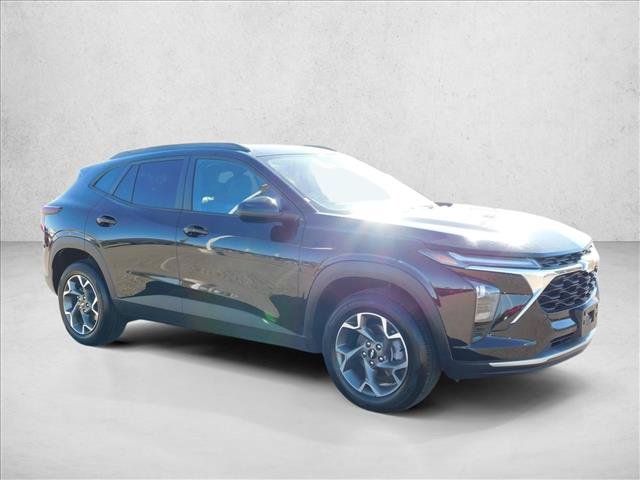 Used 2025 Chevrolet Trax LT FWD image 6