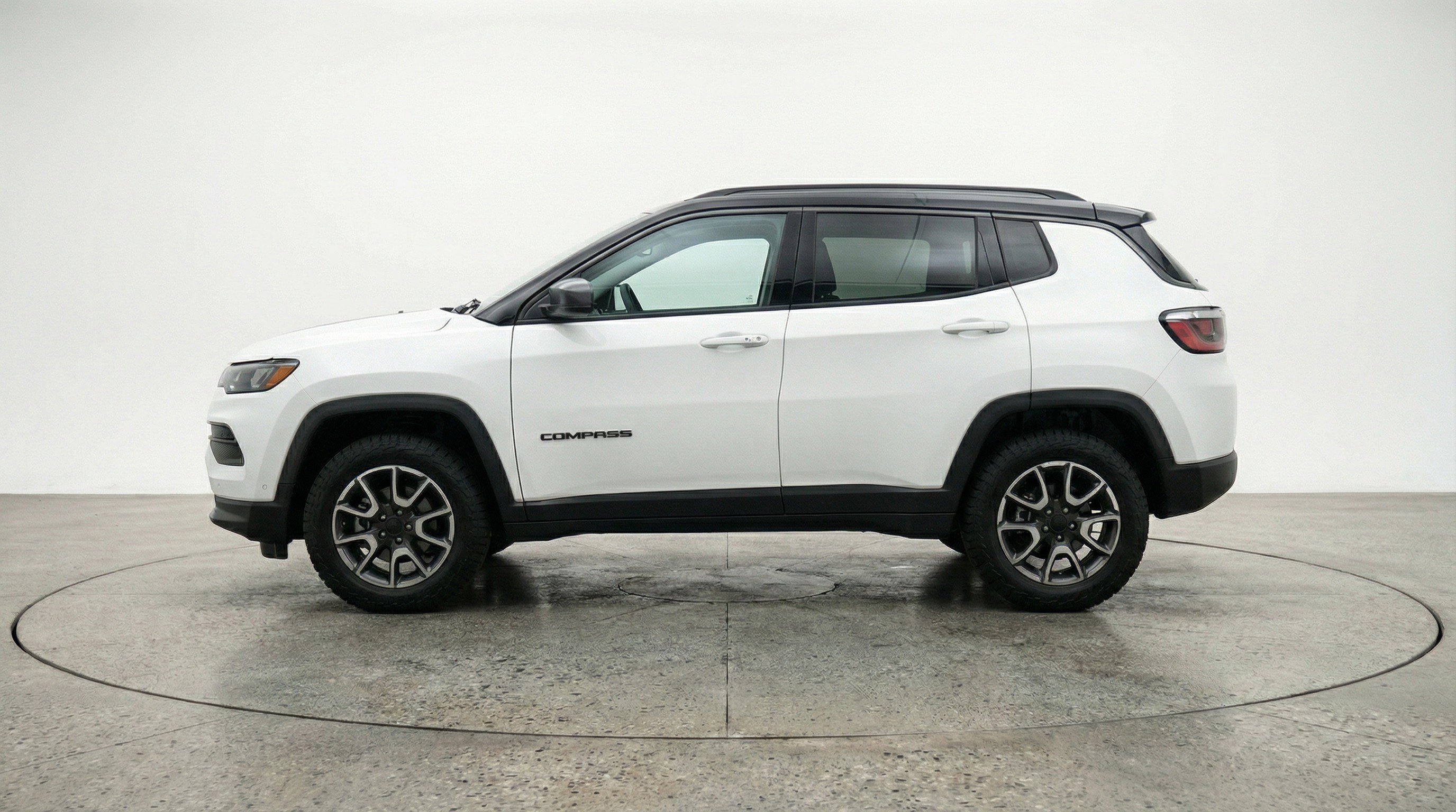 Used 2025 Jeep Compass Trailhawk image 5