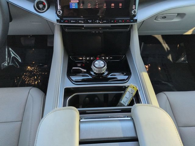 Used 2025 Jeep Wagoneer 4WD w/ Premium Group I image 18
