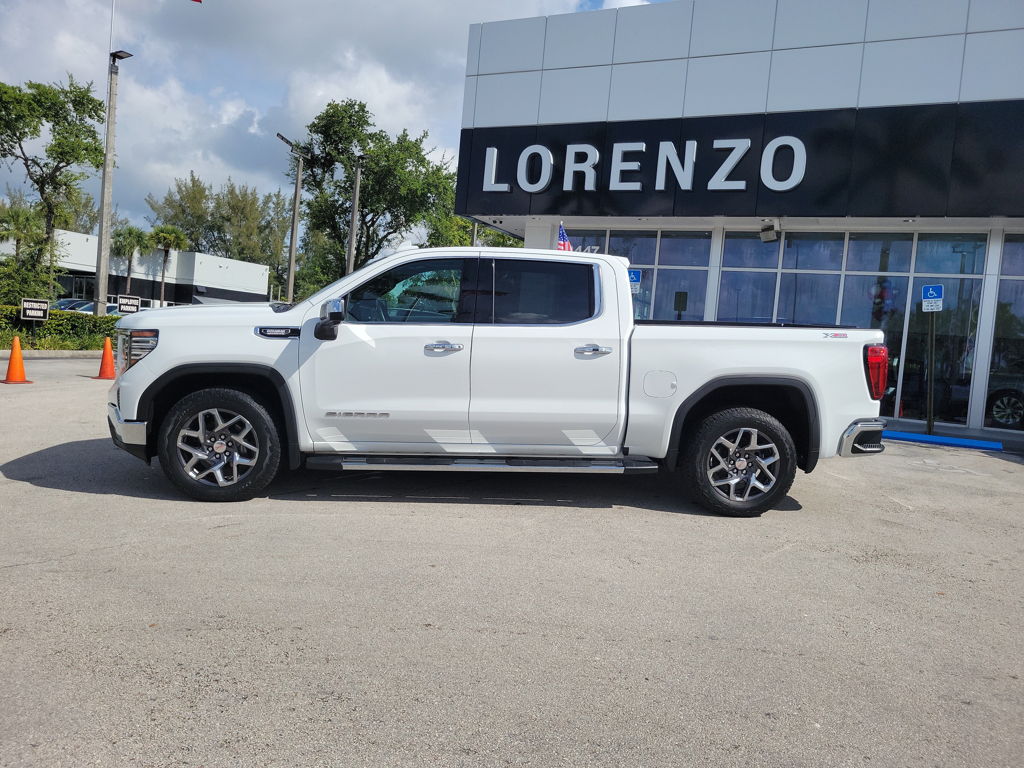 Used 2023 GMC Sierra 1500 SLT w/ SLT Premium Package AWD/4WD image 8