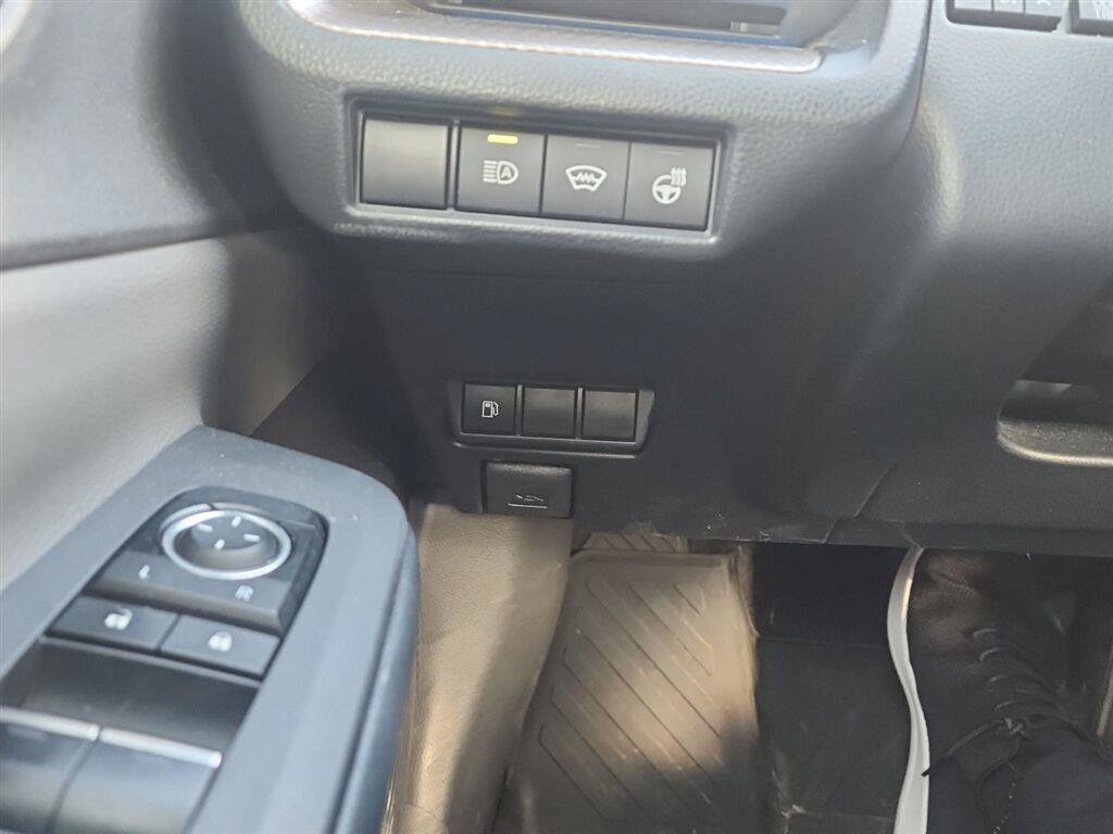 Used 2025 Toyota Prius XLE AWD/4WD image 15