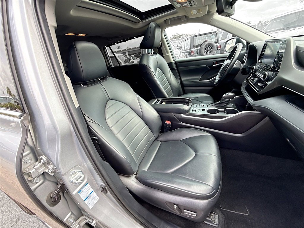 Used 2022 Toyota Highlander XLE image 32