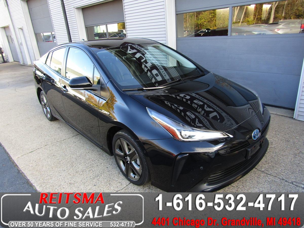 Used 2021 Toyota Prius XLE image 1
