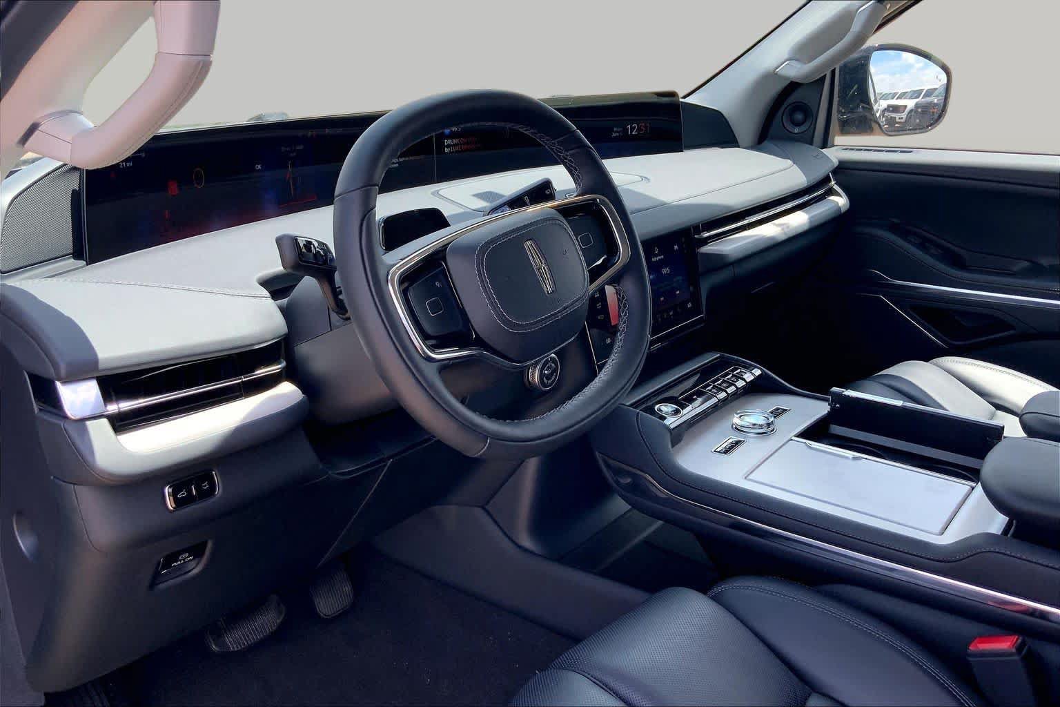 New 2026 Lincoln Navigator Premiere AWD/4WD image 8