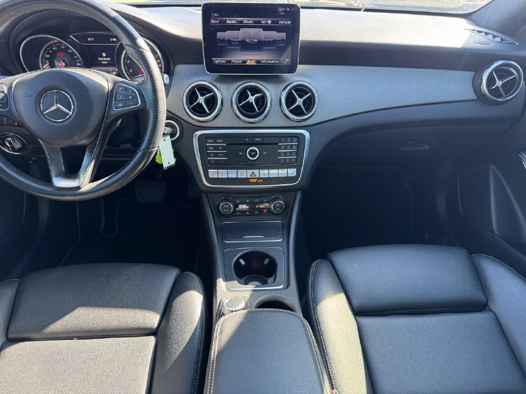 Used 2020 Mercedes-Benz GLA 250 4MATIC w/ Premium Package image 11