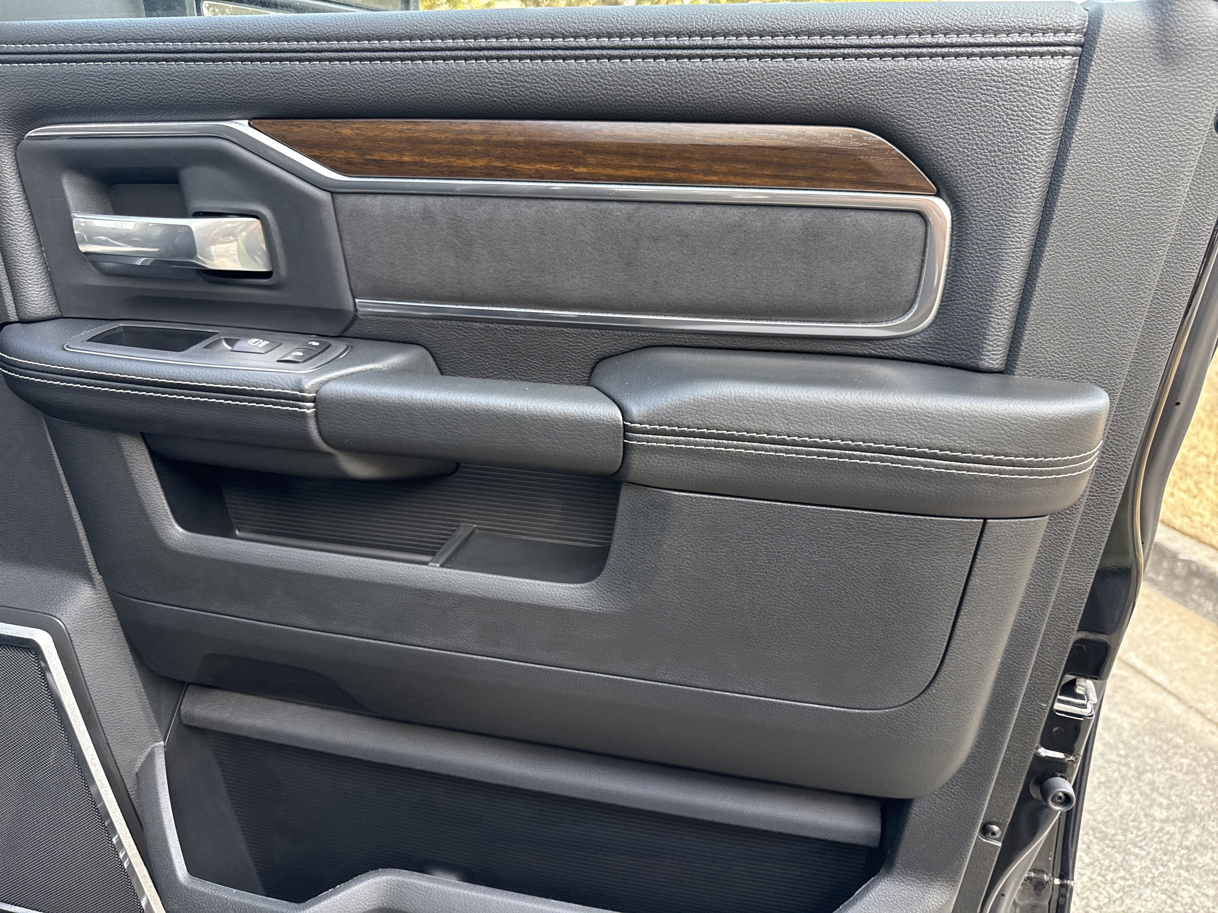 New 2024 RAM 5500 Laramie image 17