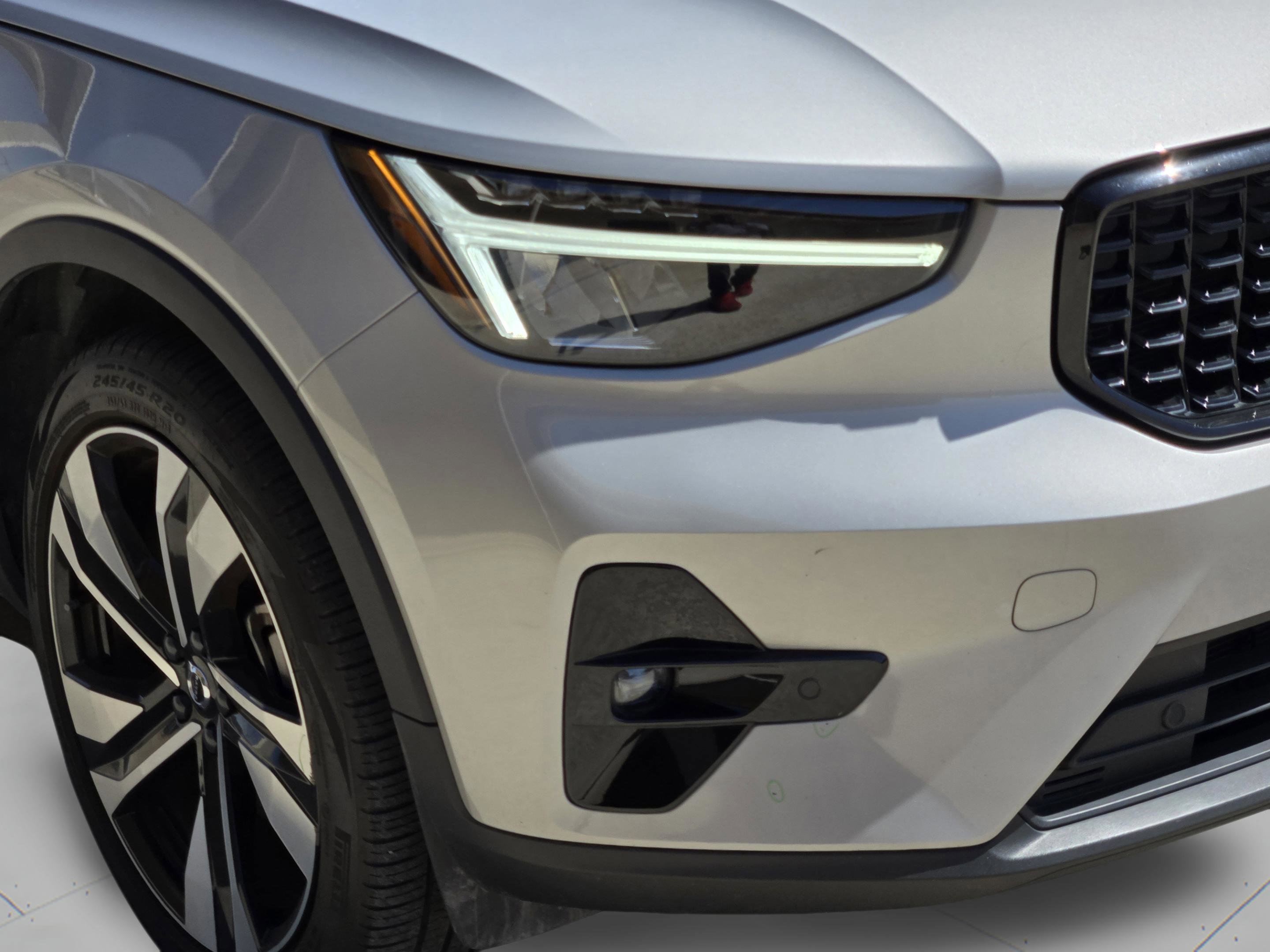 Used 2023 Volvo XC40 B5 Plus image 13